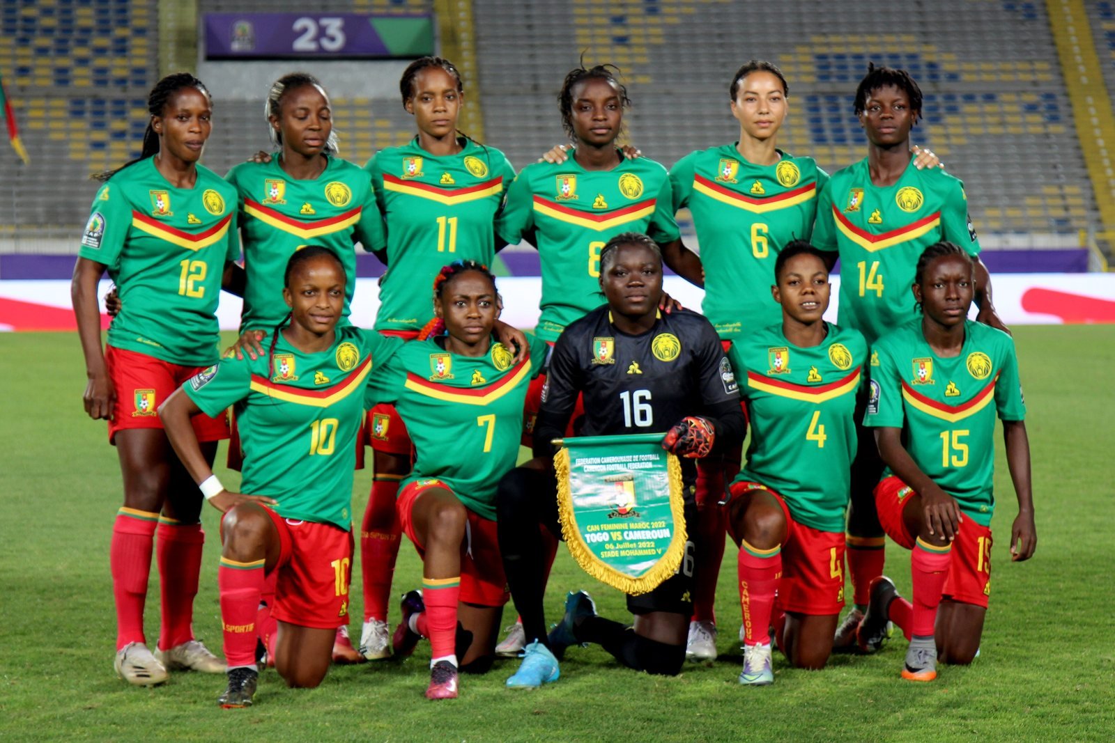 Les joueuses du Cameroun, en maillot vert et short rouge, posant pour la photo d'équipe avant un match