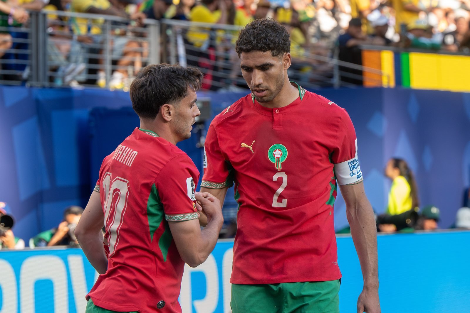 Brahim Díaz (numéro 10) et Achraf Hakimi (numéro 2, brassard de capitaine) en maillot rouge du Maroc, sur la pelouse
