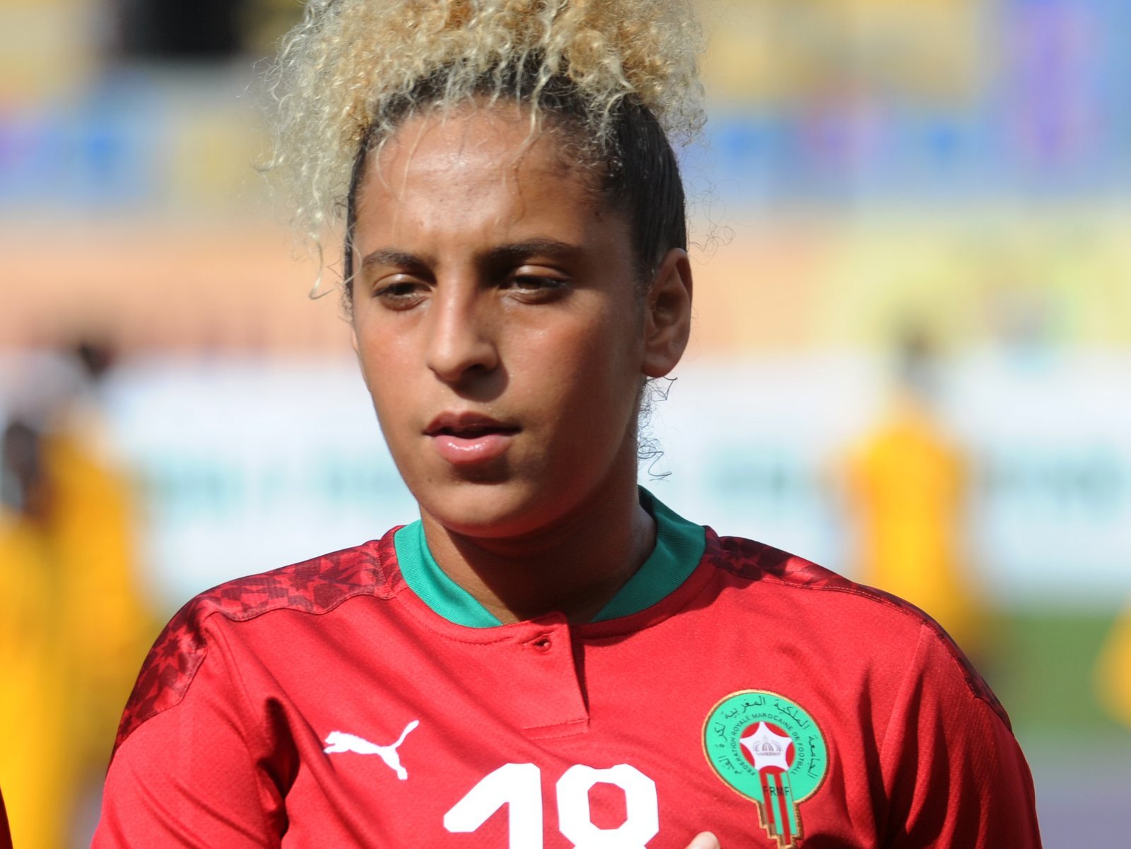 Sanaa Mssoudy, en maillot rouge numéro 18 du Maroc, sur la pelouse