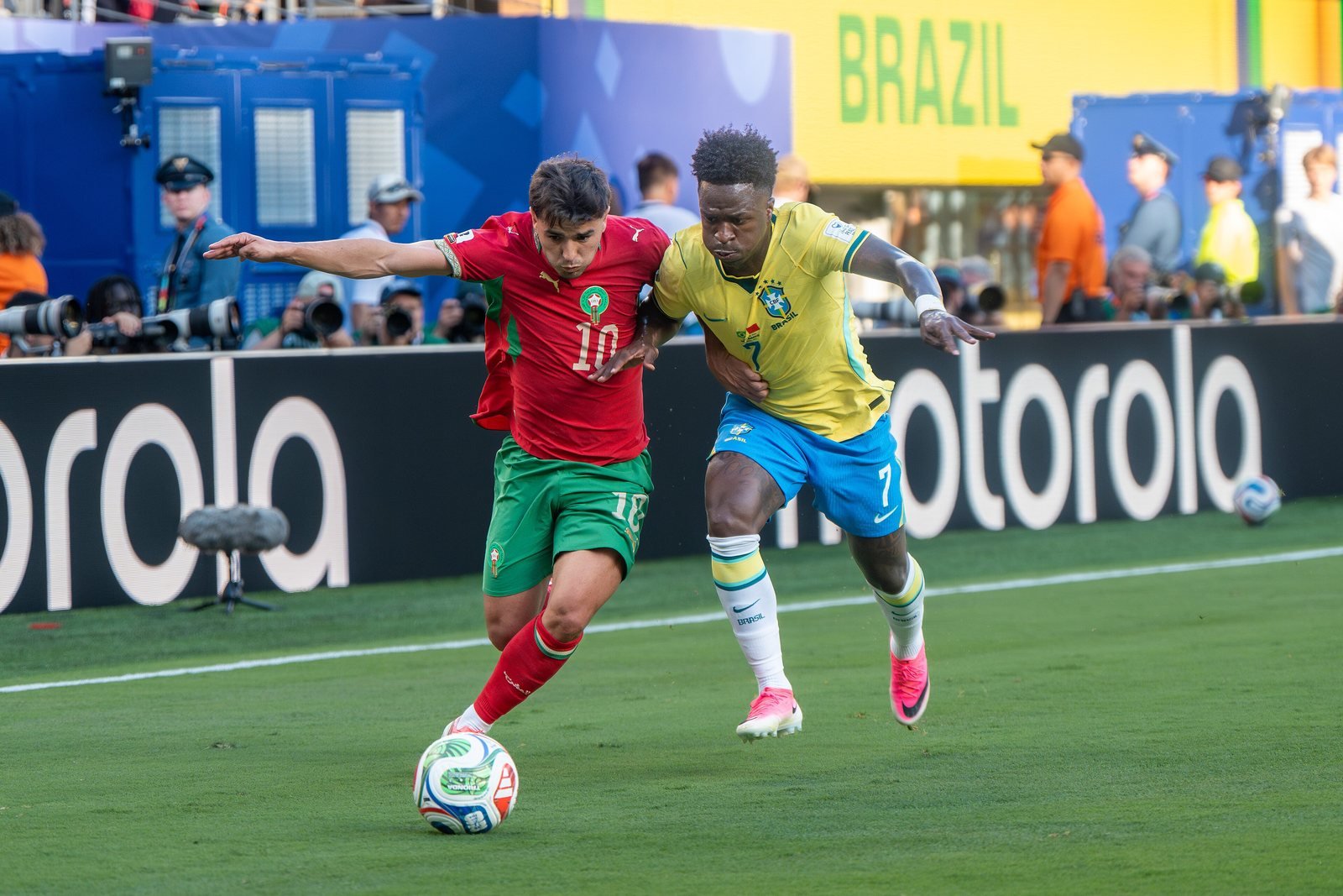 Brahim Díaz, en rouge, et Vinícius Júnior, en jaune, à la lutte pour le ballon