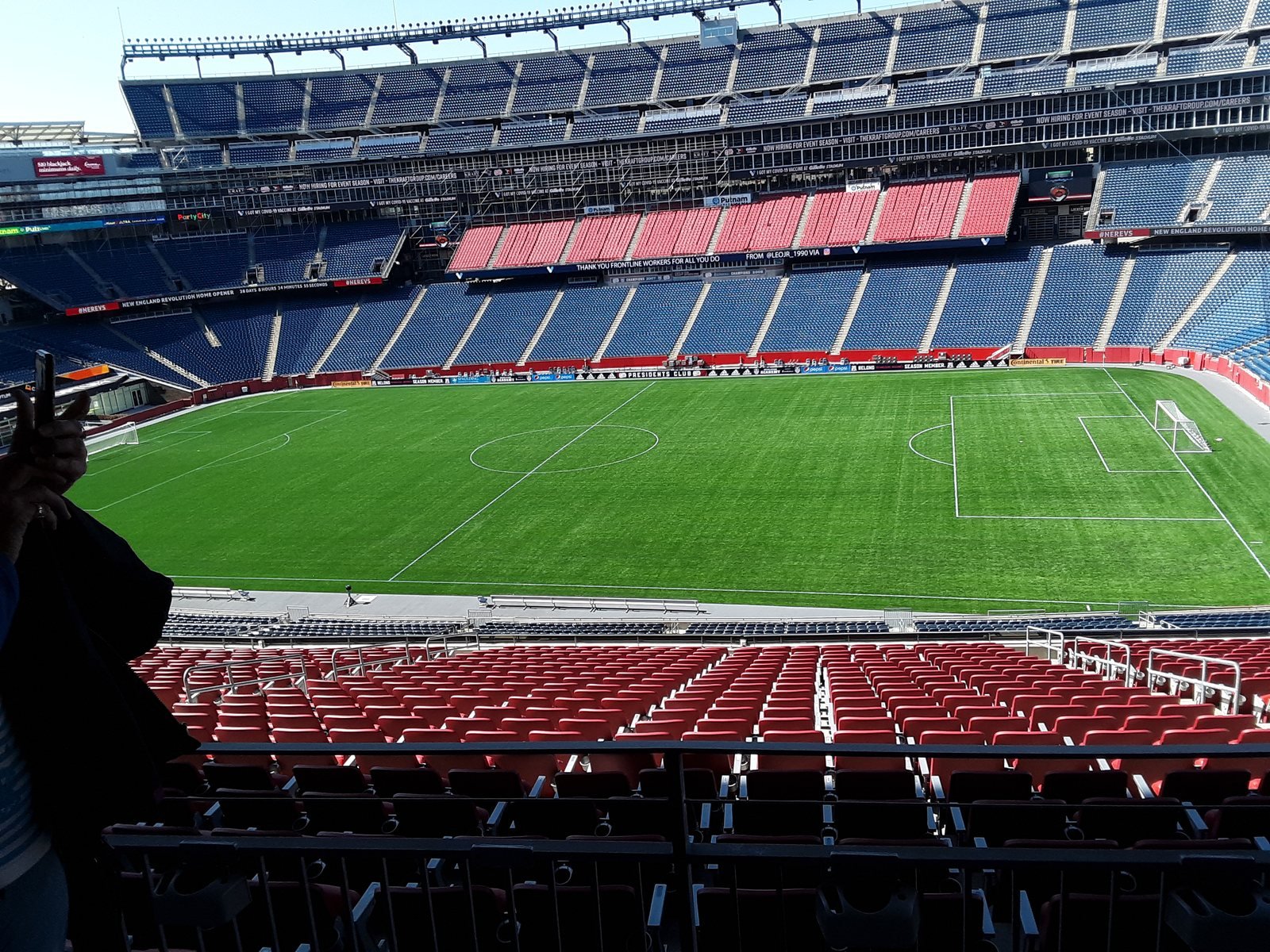 Tribunes et pelouse du Gillette Stadium, tracée pour le football