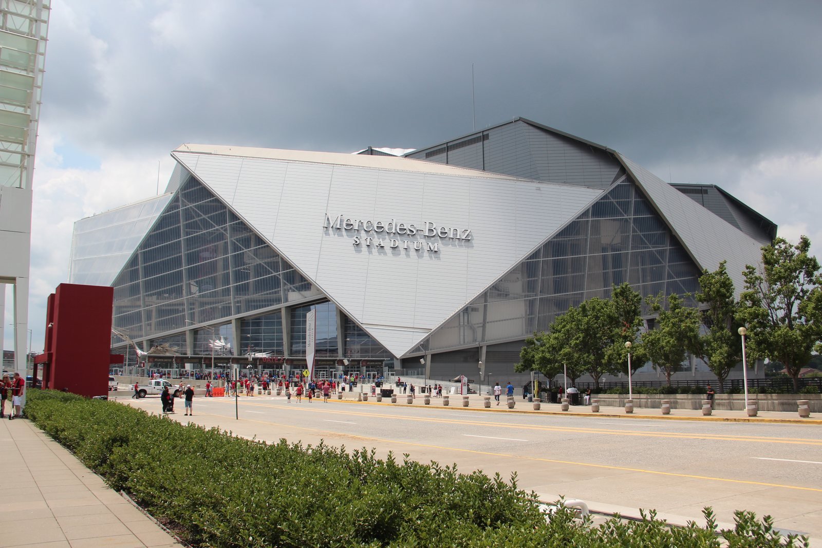 Façade du Mercedes-Benz Stadium d'Atlanta, aux grandes parois vitrées triangulaires