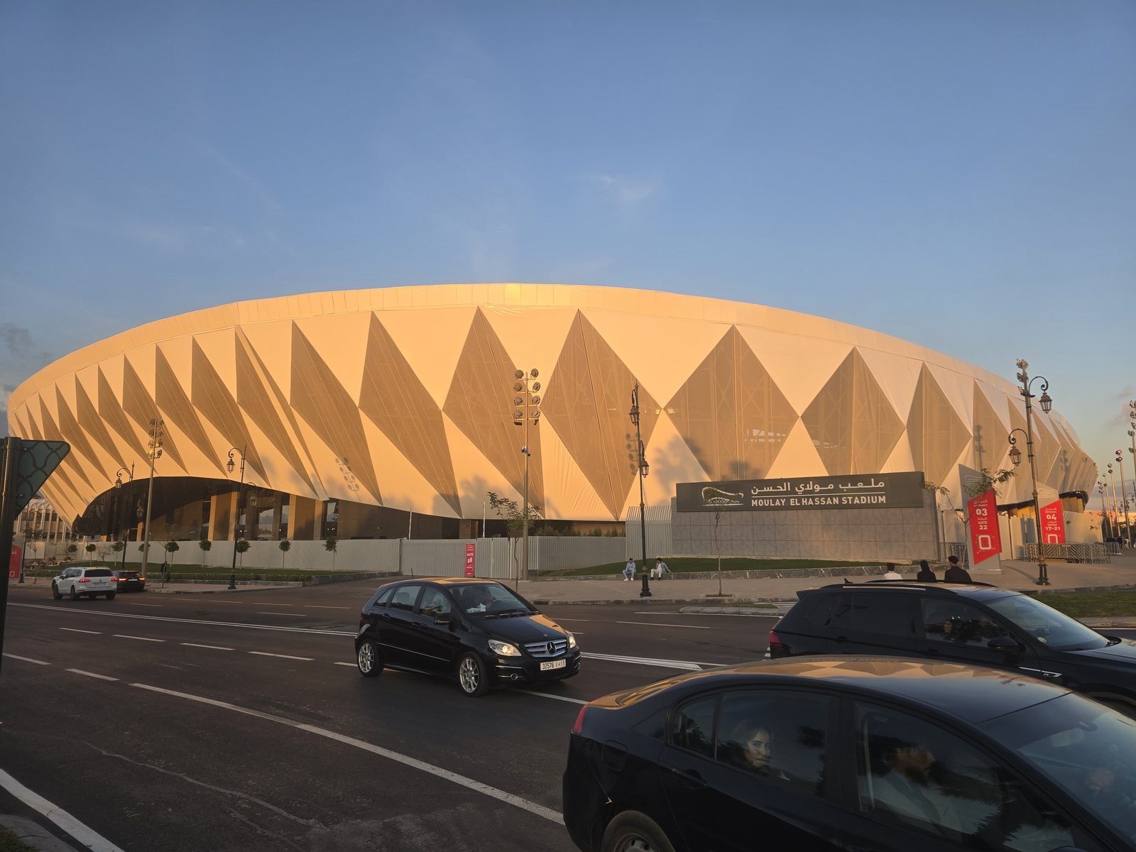 Le stade Moulay El Hassan de Rabat au coucher du soleil, avec sa façade dorée en dents de scie